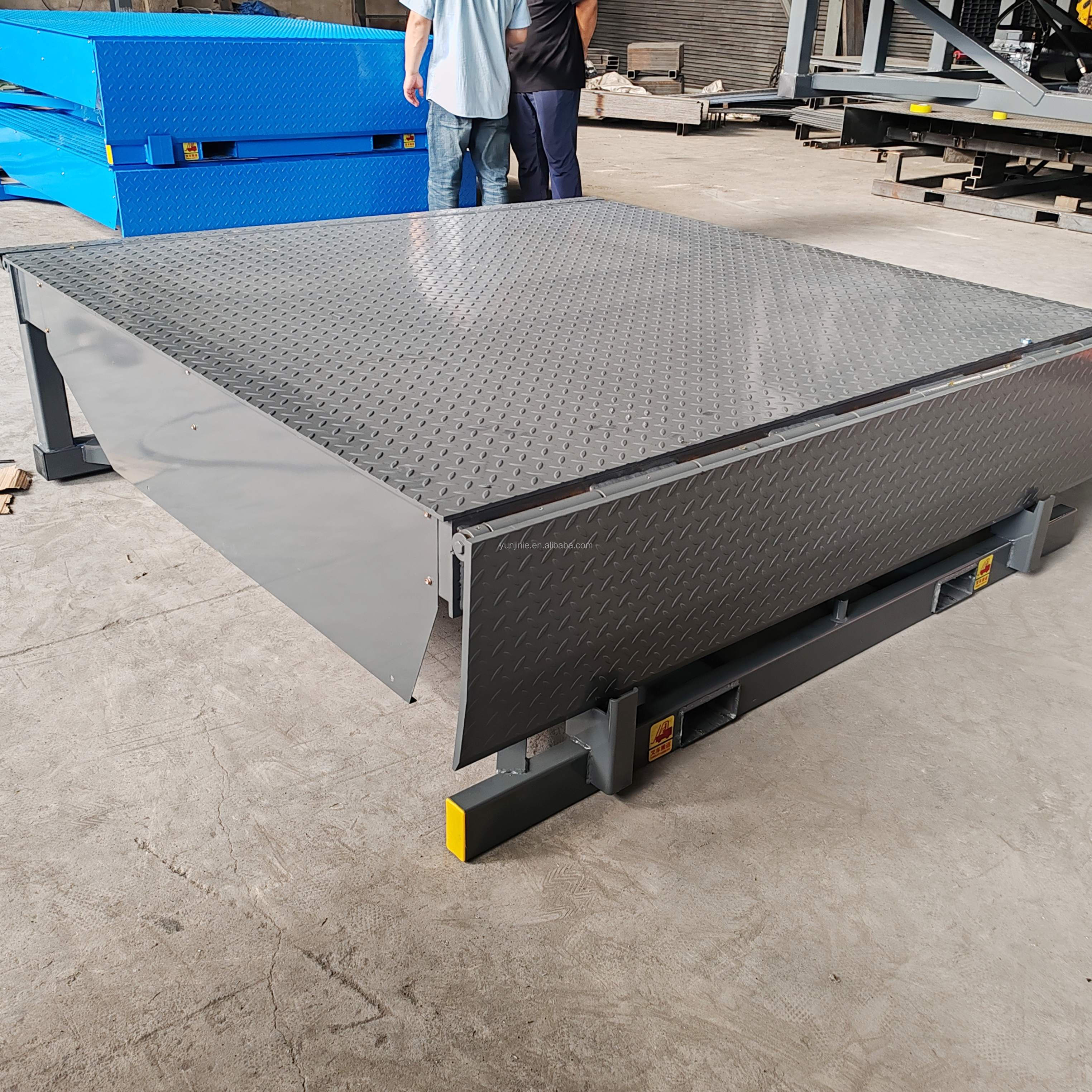 Heavy Duty Unloading Dock Platform With Dock Leveler Electric Hydraulic 22000LBS Cargo Loading Platform for Trucks