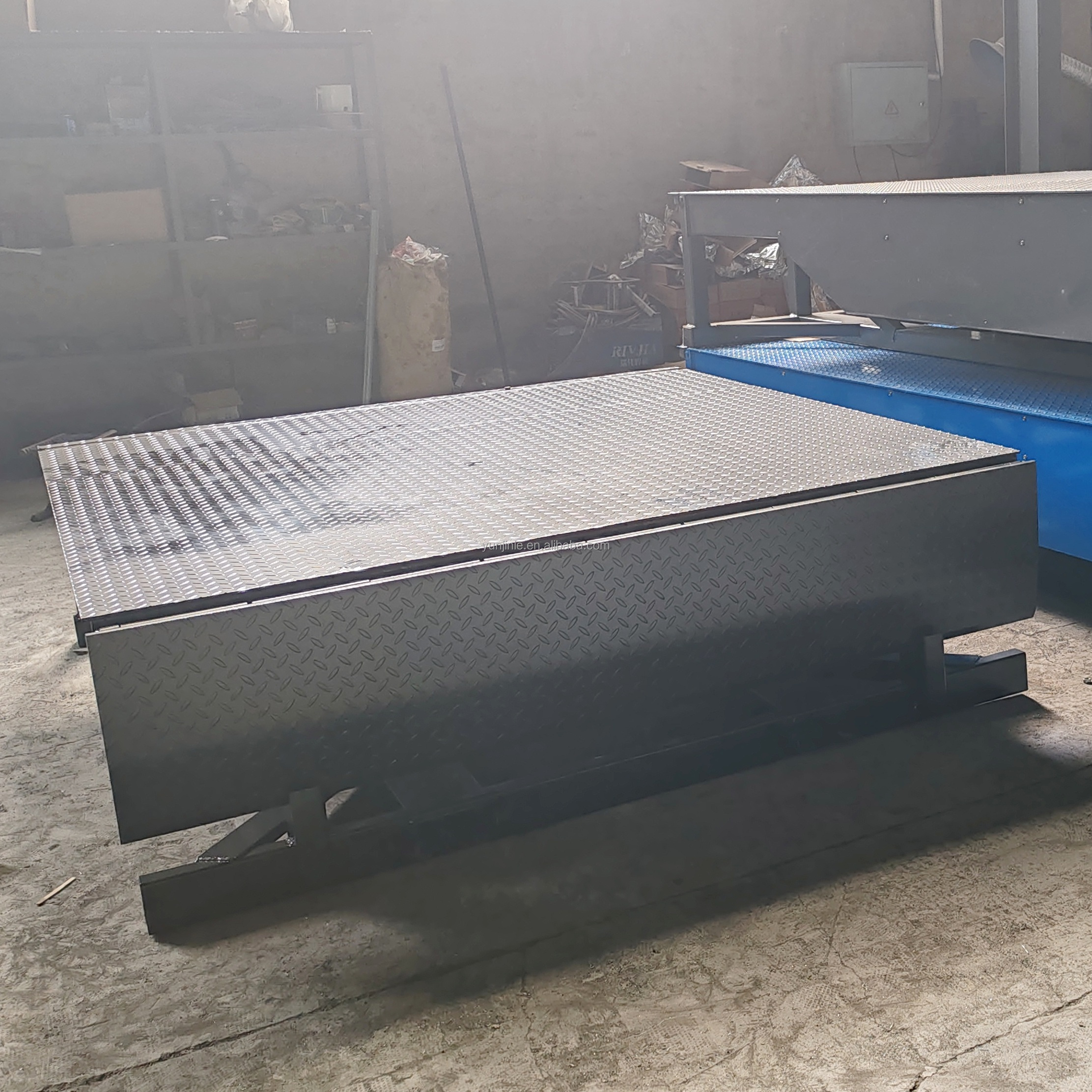 Heavy Duty Unloading Dock Platform With Dock Leveler Electric Hydraulic 22000LBS Cargo Loading Platform for Trucks