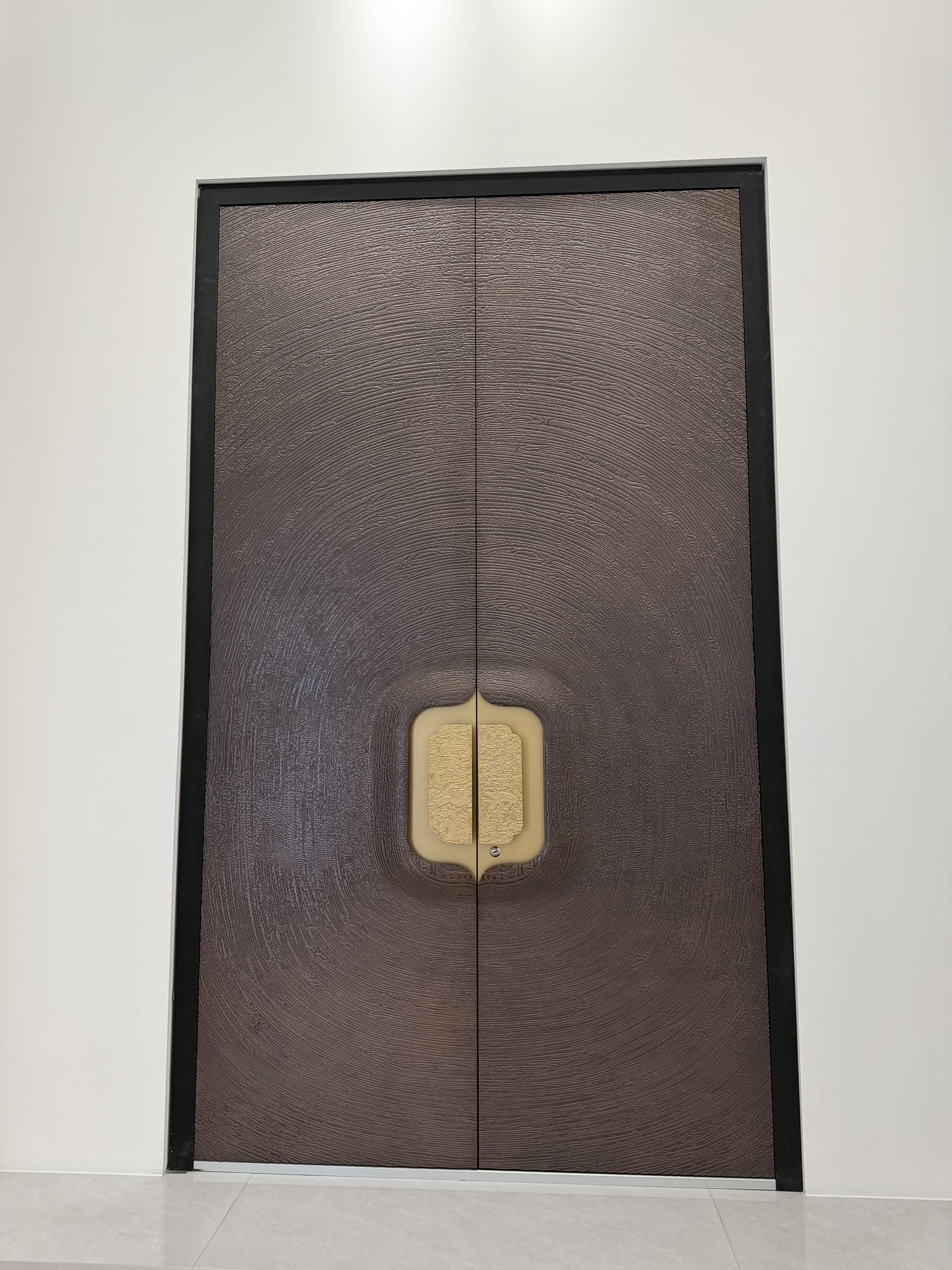 Durable all-aluminum entry doors, suitable for high-end main entrances, ideal for safe residential areas and office parks.