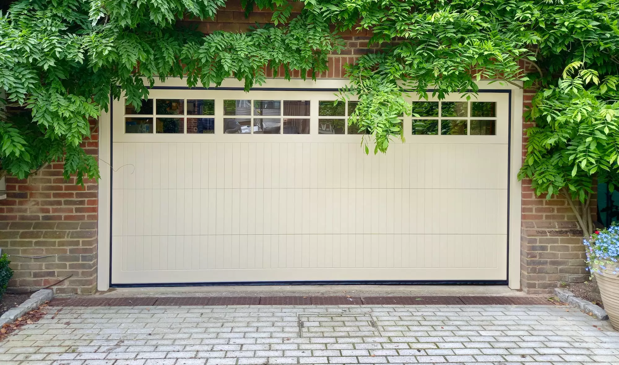 Factory Wholesale Automated Double Garage Doors Modern Waterproof Sectional Steel Exterior Customizable Finished Surface