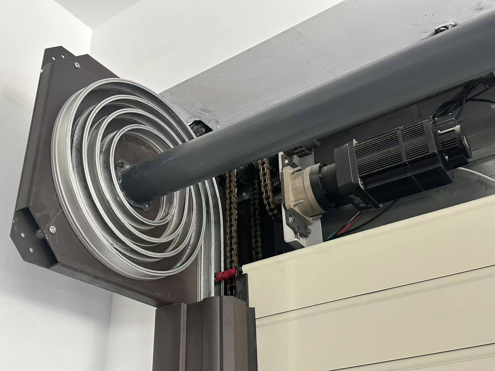 Modern Design Aluminum Alloy High-speed Garage Door with Rapid Spiral Turbine Rotation and Customized for Villas Style