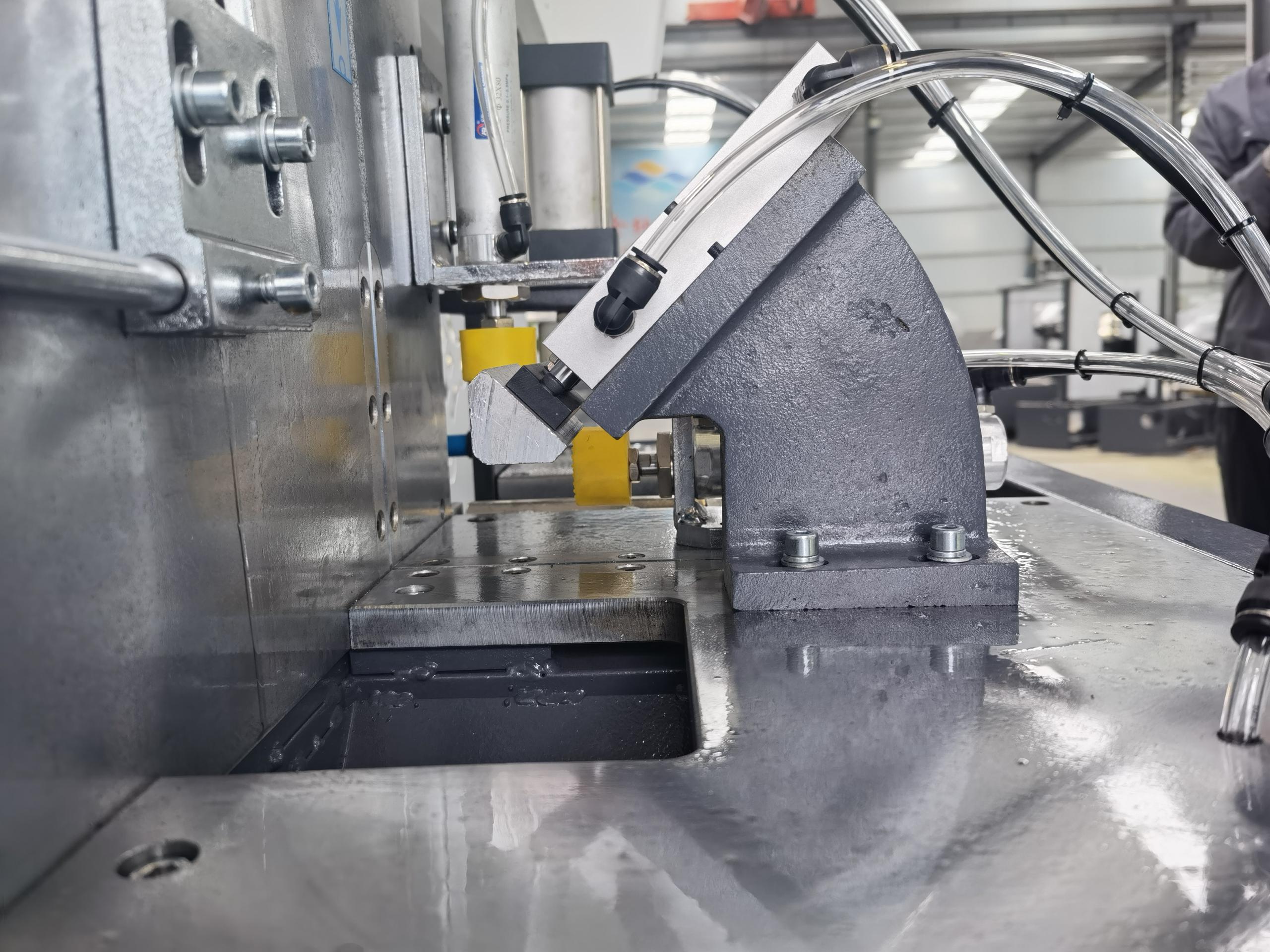 Hisena Aluminum Door Window Corner Cutting Machine With Motor Bearing Core Components 2.2KW 380V Easy To Operate