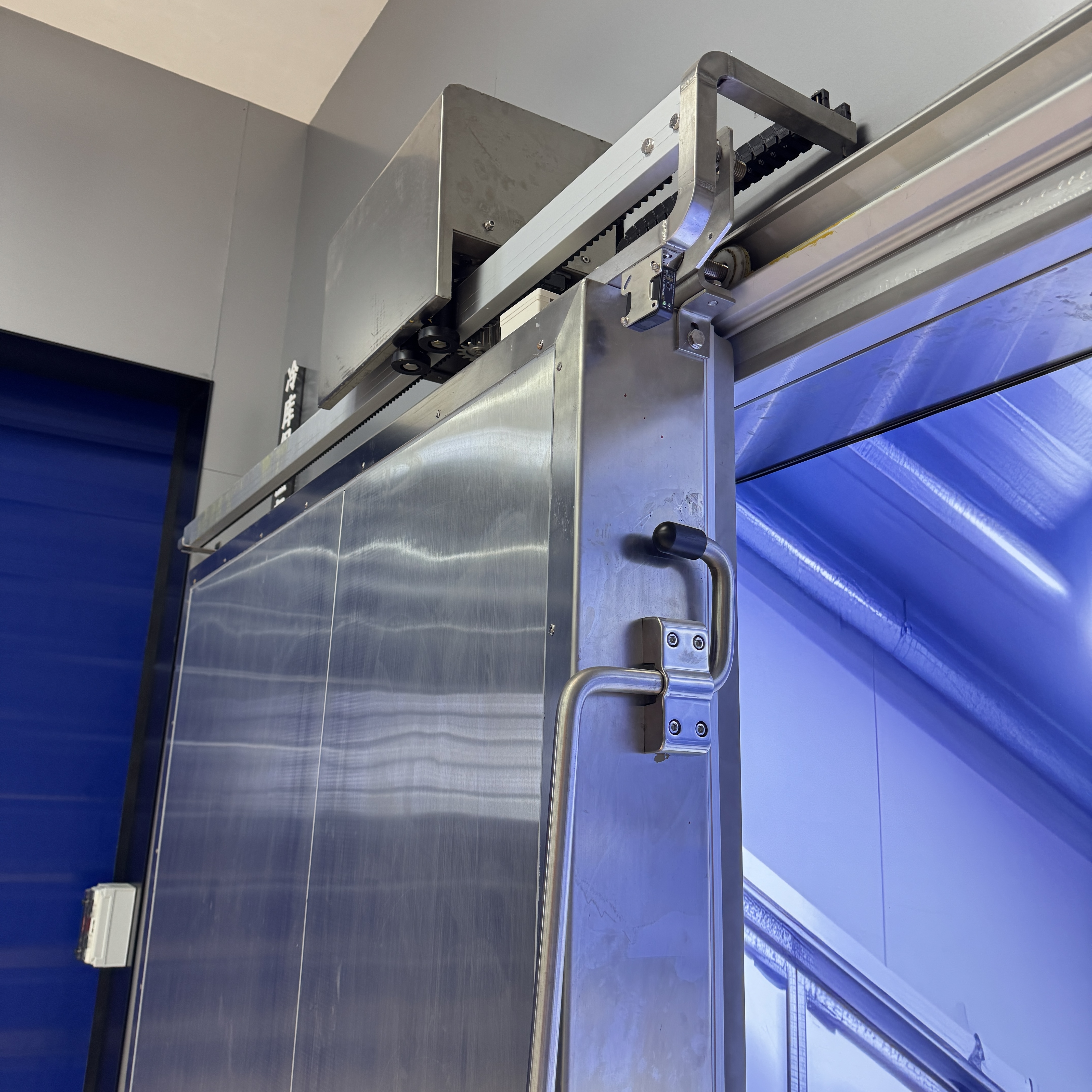 Photoelectric Sensor &amp; Magnetic Lock Smart Cold Storage Door Suitable for Logistics Warehouses