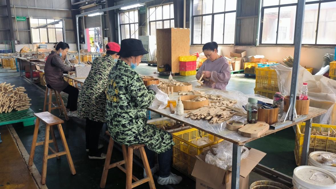 Assembly of bamboo kitchen utensils and tableware