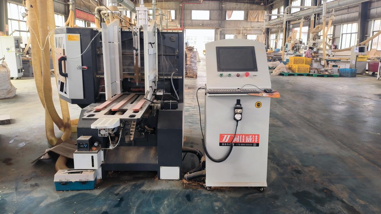 Forming machine for bamboo and wooden tableware production