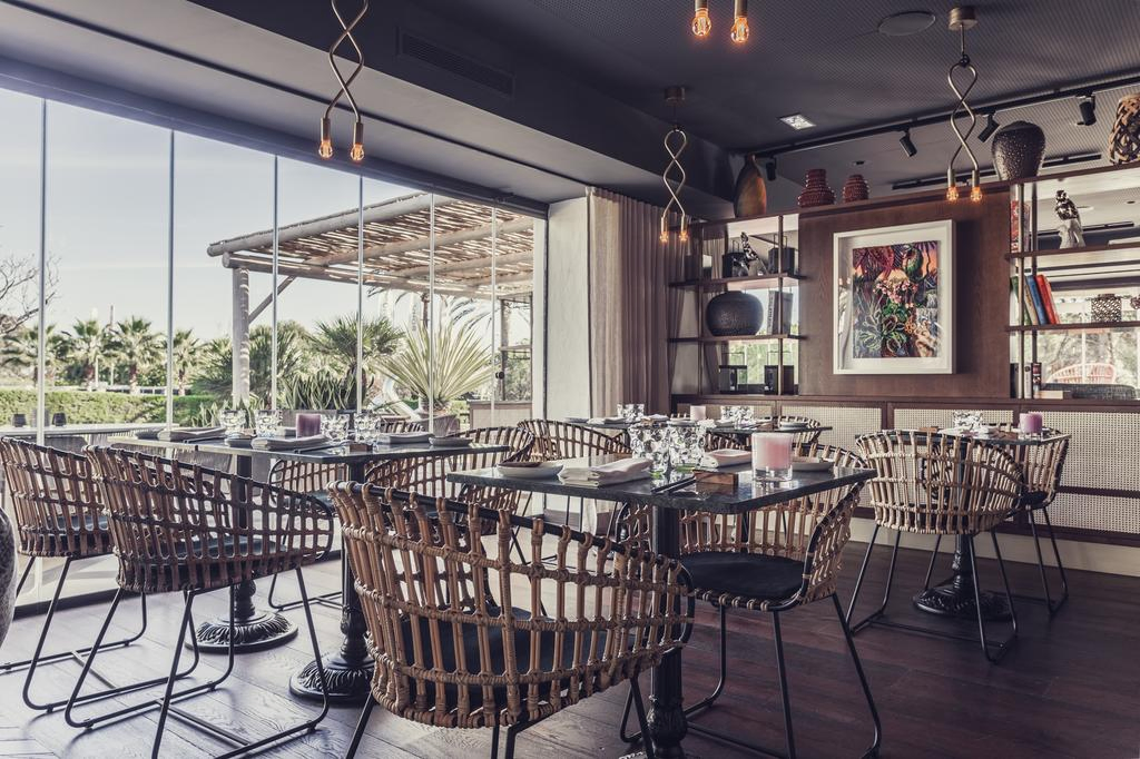 Industrial Modern Design Wooden Restaurant Furniture Dining Table and Rattan Chair