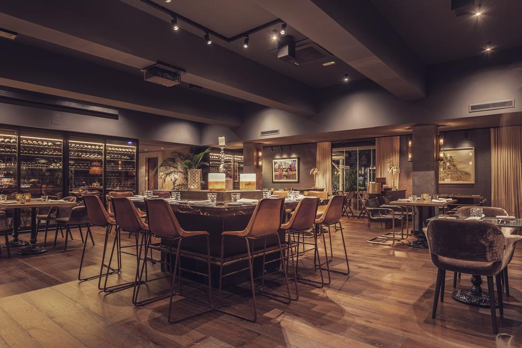 Industrial Modern Design Wooden Restaurant Furniture Dining Table and Rattan Chair