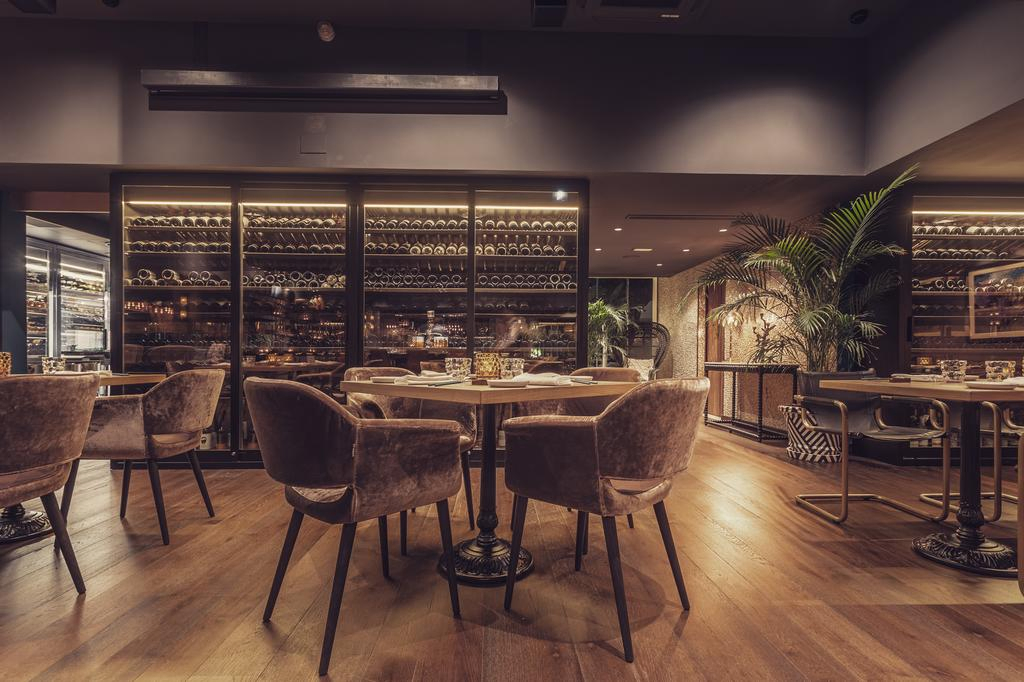 Industrial Modern Design Wooden Restaurant Furniture Dining Table and Rattan Chair