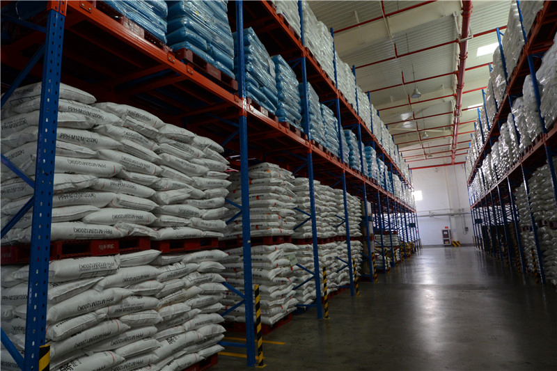 Estante retráctil ajustable para fácil recuperación de productos
