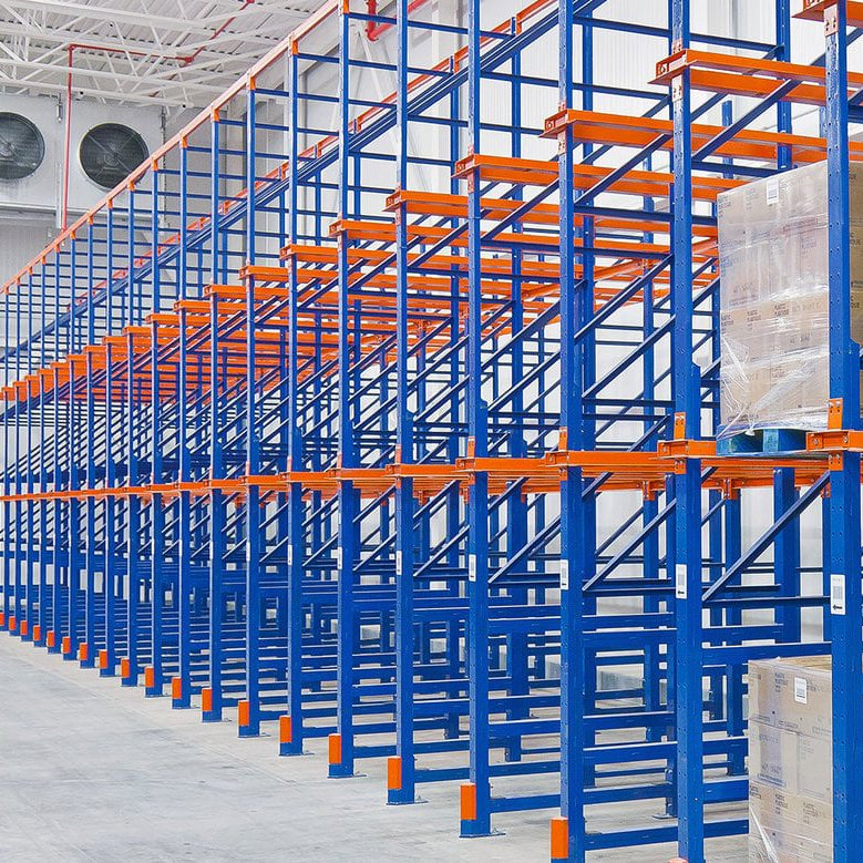 Sistema de estanterías de palets en almacén industrial con acceso directo y rotación rápida