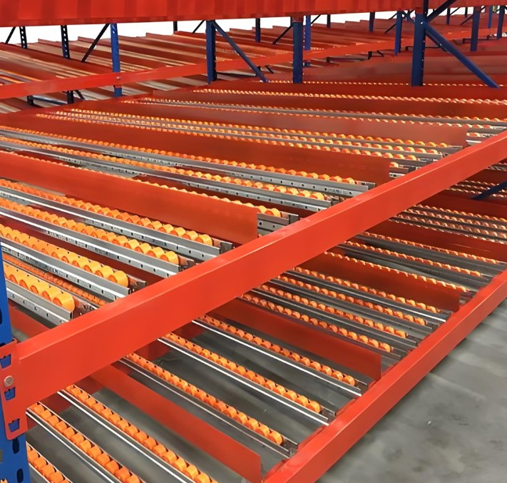 Estantería de flujo con barrera de humedad para almacenamiento de mercancías fácilmente humedecidas