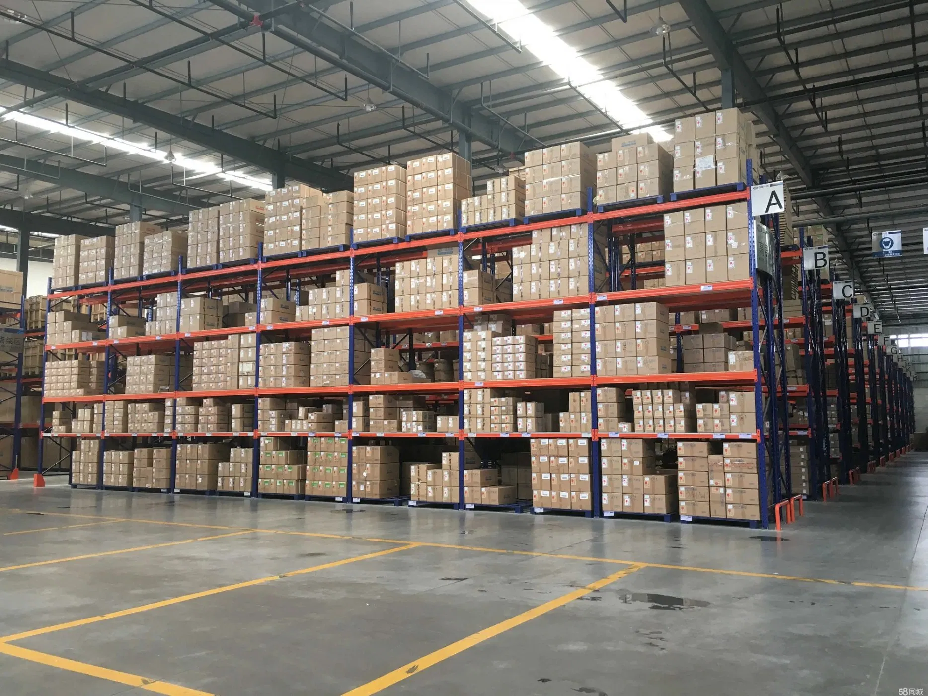 Sistema de estanterías selectivas de palets para almacenamiento de mercancías paletizadas en almacenes industriales