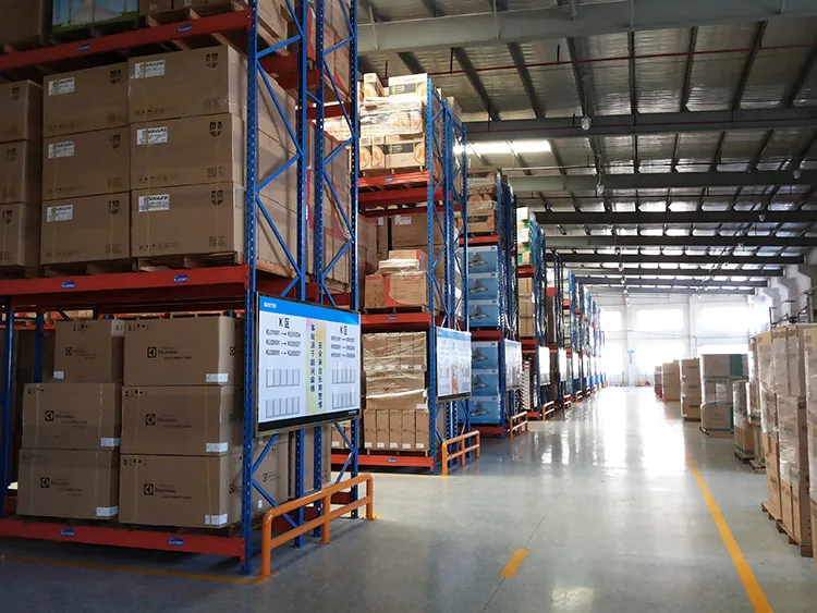 Sistema de estanterías selectivas de palets para almacenamiento de mercancías paletizadas en almacenes industriales