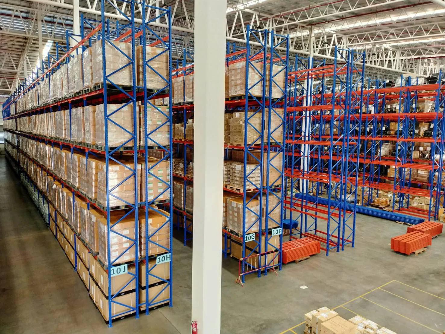 Sistema de estanterías selectivas de palets para almacenamiento de mercancías paletizadas en almacenes industriales