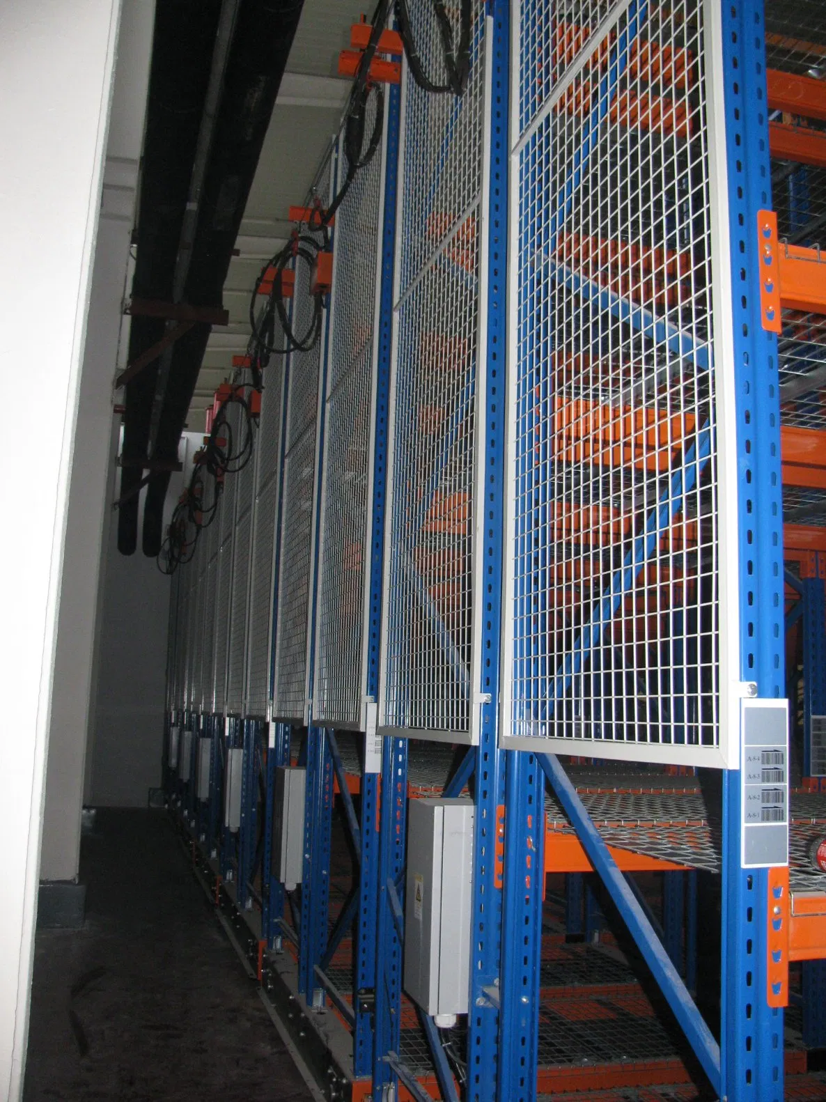 Fabricación de estanterías móviles de alta densidad