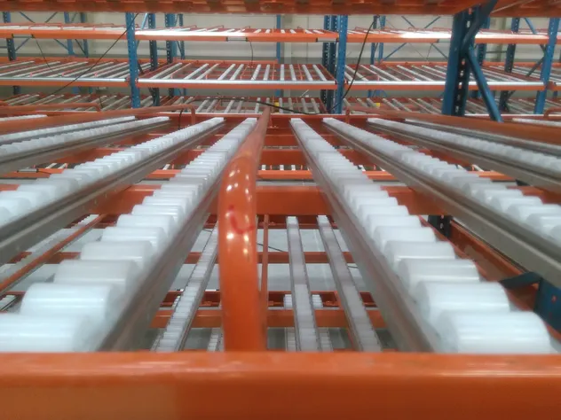 Estantería de rodillos de gran apertura para cajas grandes, fácil de entrar y salir