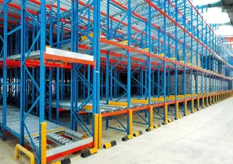 Estantería de flujo gravitacional ligera para almacenamiento y distribución de pequeñas cajas