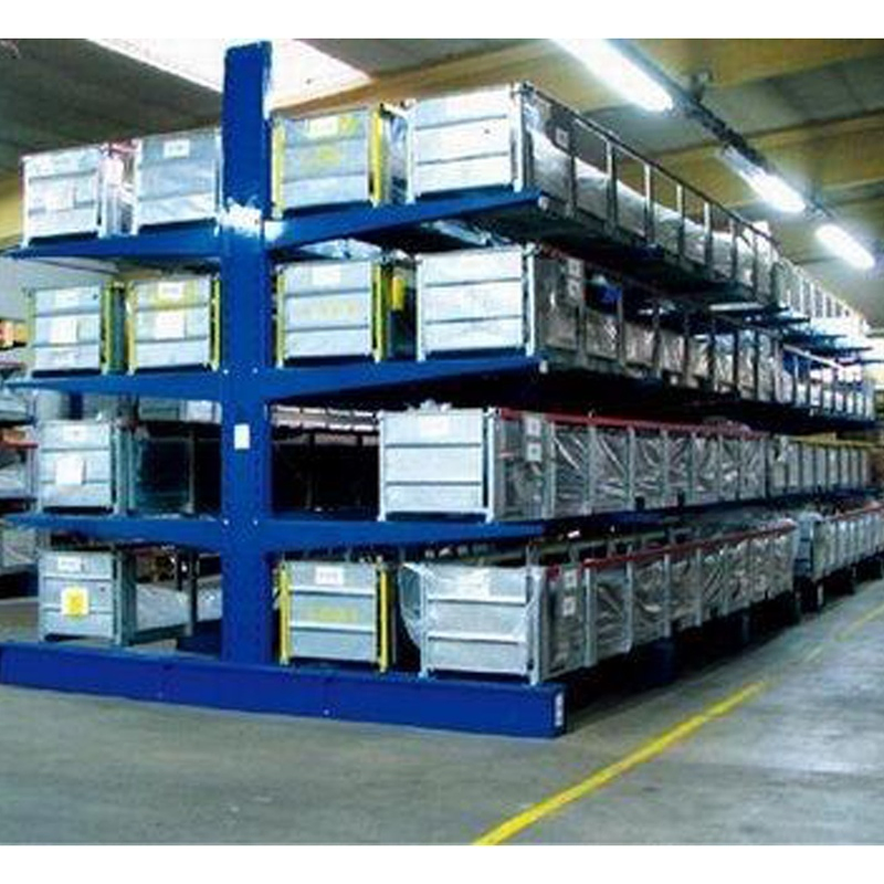 Unidad de estantería cantilever de carga pesada para almacenar materiales de tamaño irregular en planta de fabricación con brazos de acero reforzado