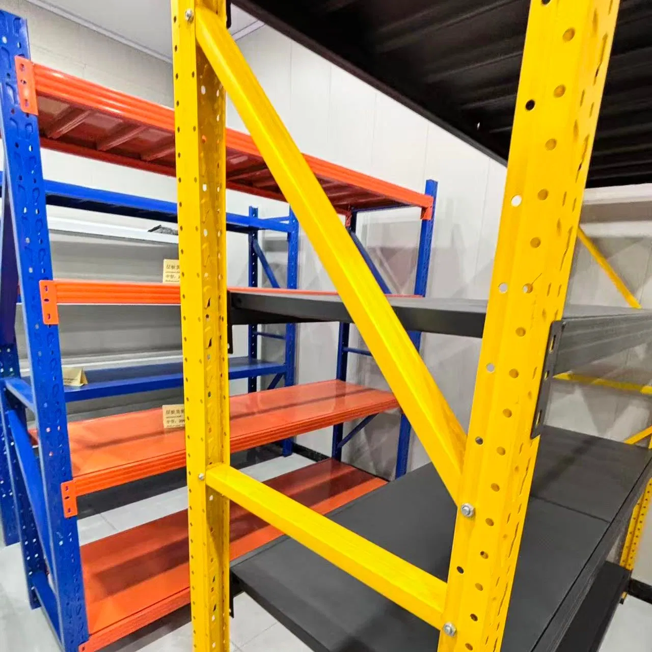 Sistema de estanterías metálicas ajustables y atornilladas para almacenamiento moderno en almacenes de uso industrial