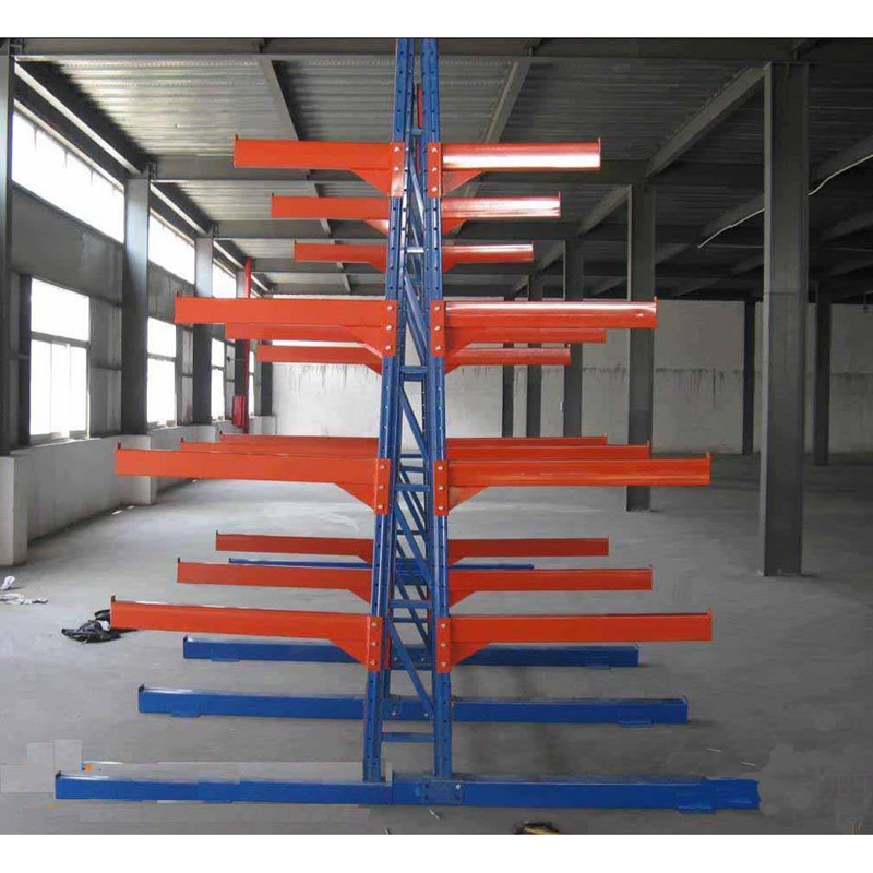 Unidad de estantería cantilever de carga pesada para almacenar materiales de tamaño irregular en planta de fabricación con brazos de acero reforzado