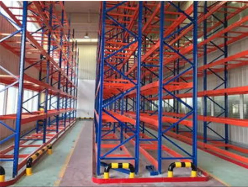 Aumento del uso del espacio en almacenes industriales de logística, estanterías de almacenamiento, pasillo muy estrecho, estantería para palets / estantería VNA