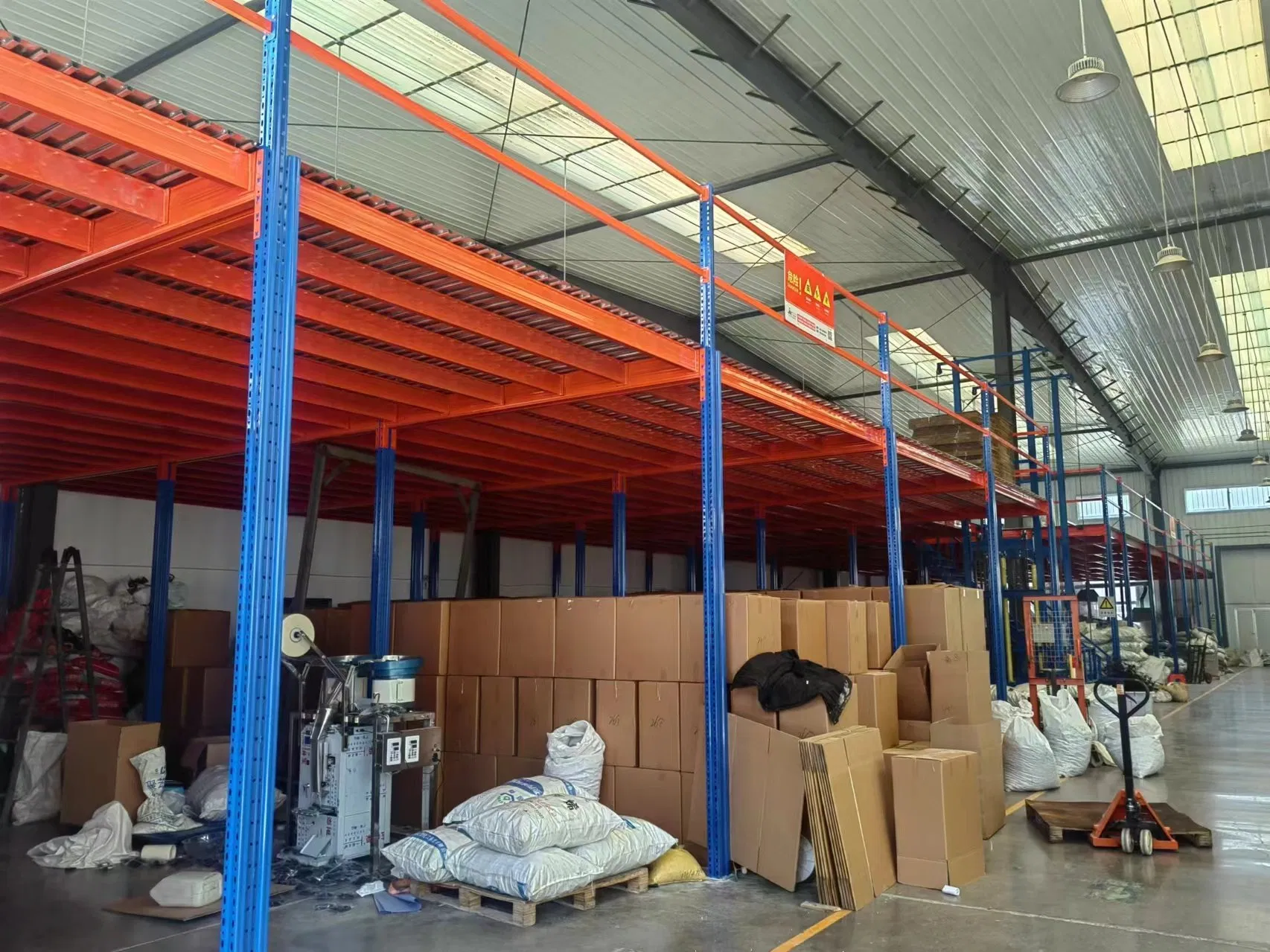 Sistema de estanterías de mezzanine para almacenamiento en almacenes
