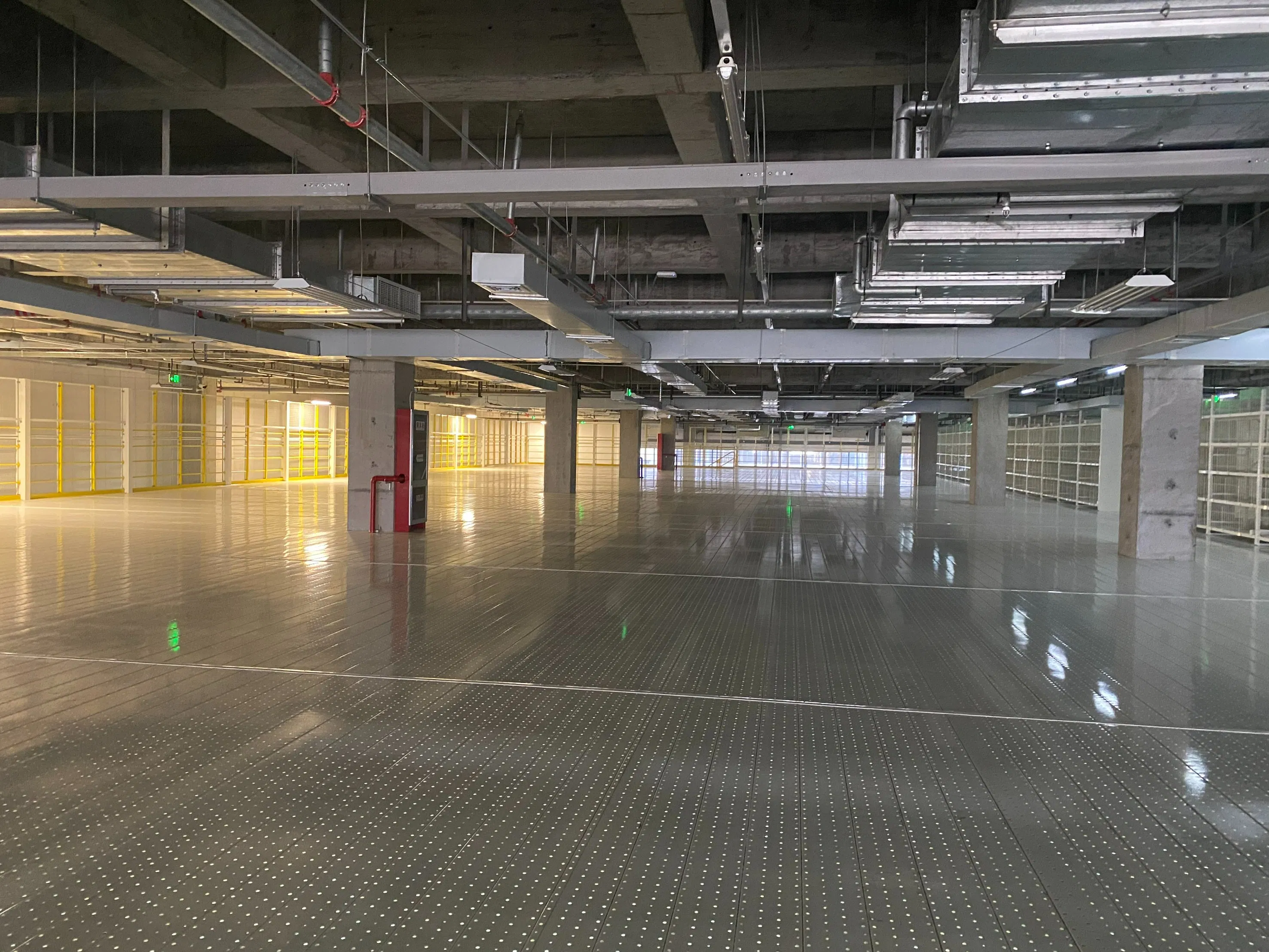 Sistema de entrepiso de acero soportado por estantes