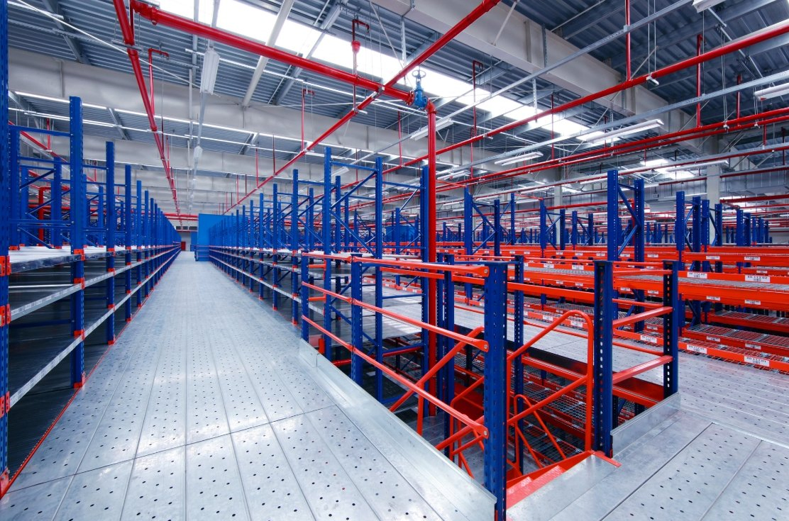 Más productividad con un sistema de entrepiso soportado por estantes