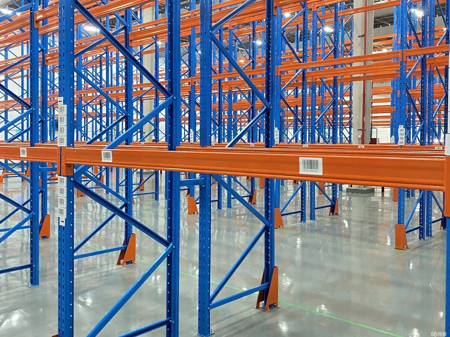 Sistema de estanterías selectivas de palets para almacenamiento de mercancías paletizadas en almacenes industriales