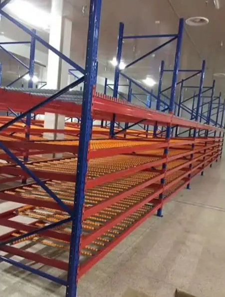 Estantería de rodillos de múltiples secciones combinada para diseño de línea de ensamblaje largo