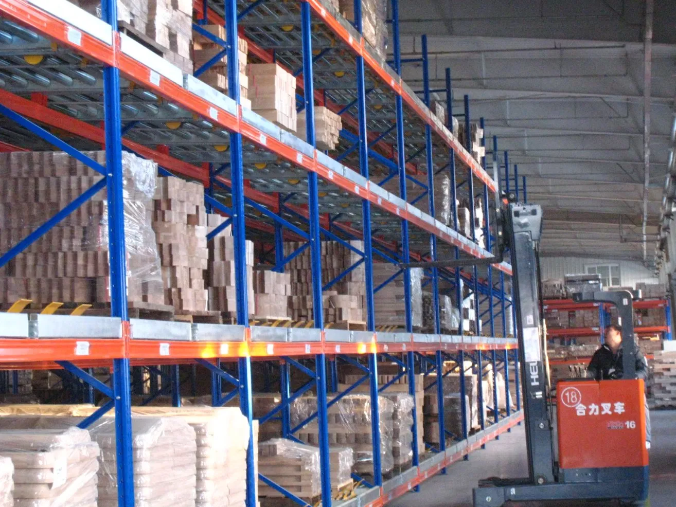 Estante de flujo de palets de acero para almacén en China, estantería de flujo en gravedad con sistema de transporte por rodillos