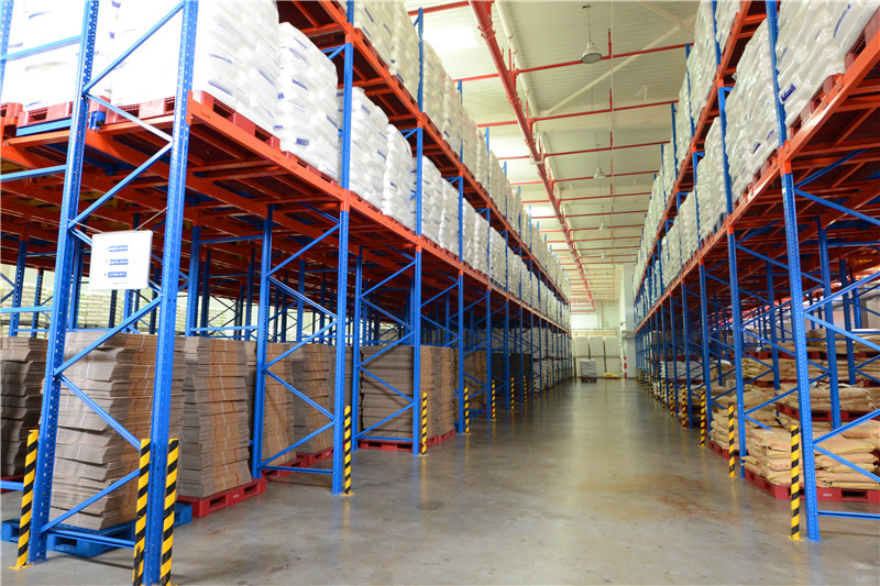 Estante retráctil ajustable para fácil recuperación de productos
