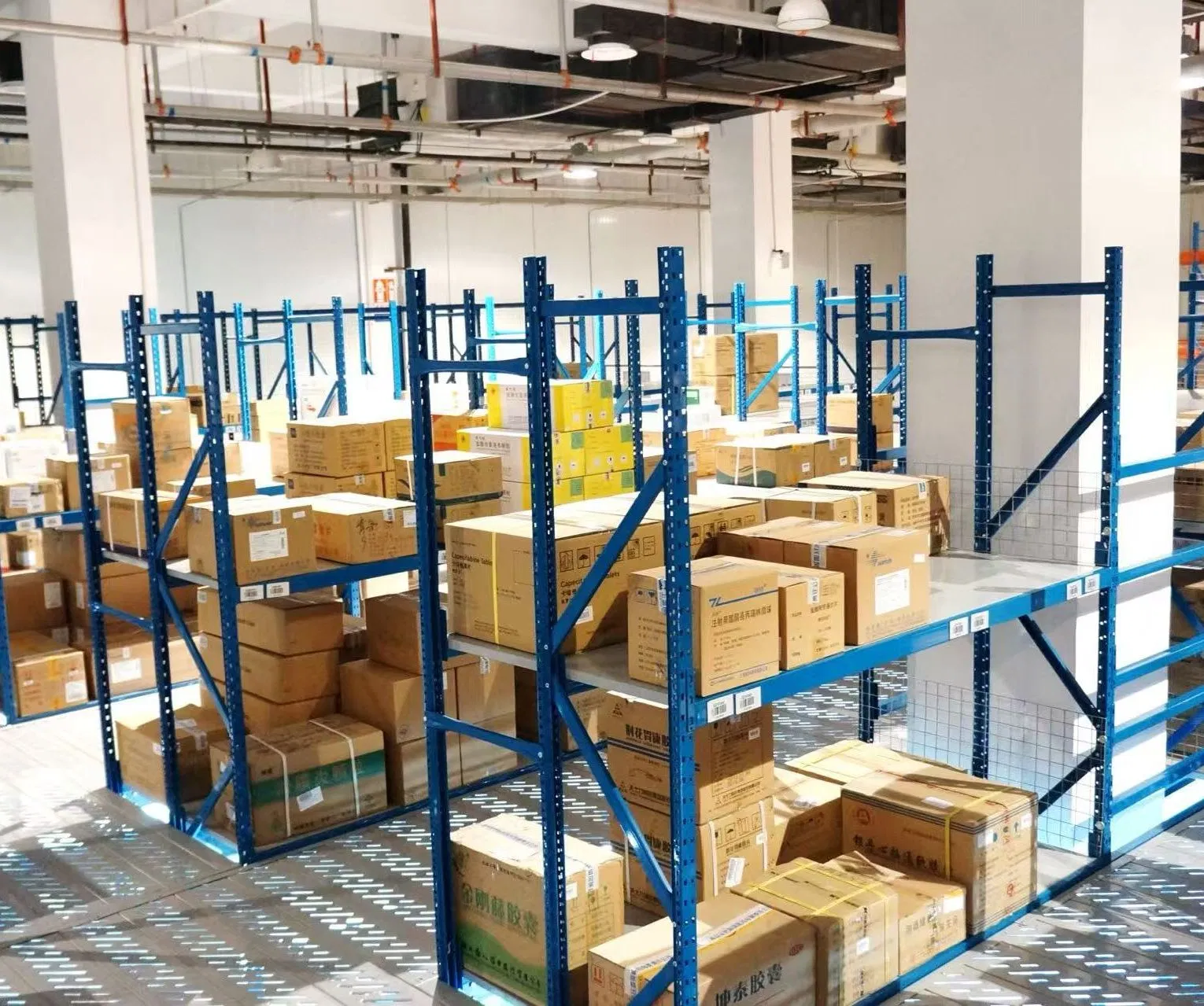 Sistema de estanterías de mezzanine de alta resistencia con escalera, solución de almacenamiento industrial para carga y almacenamiento