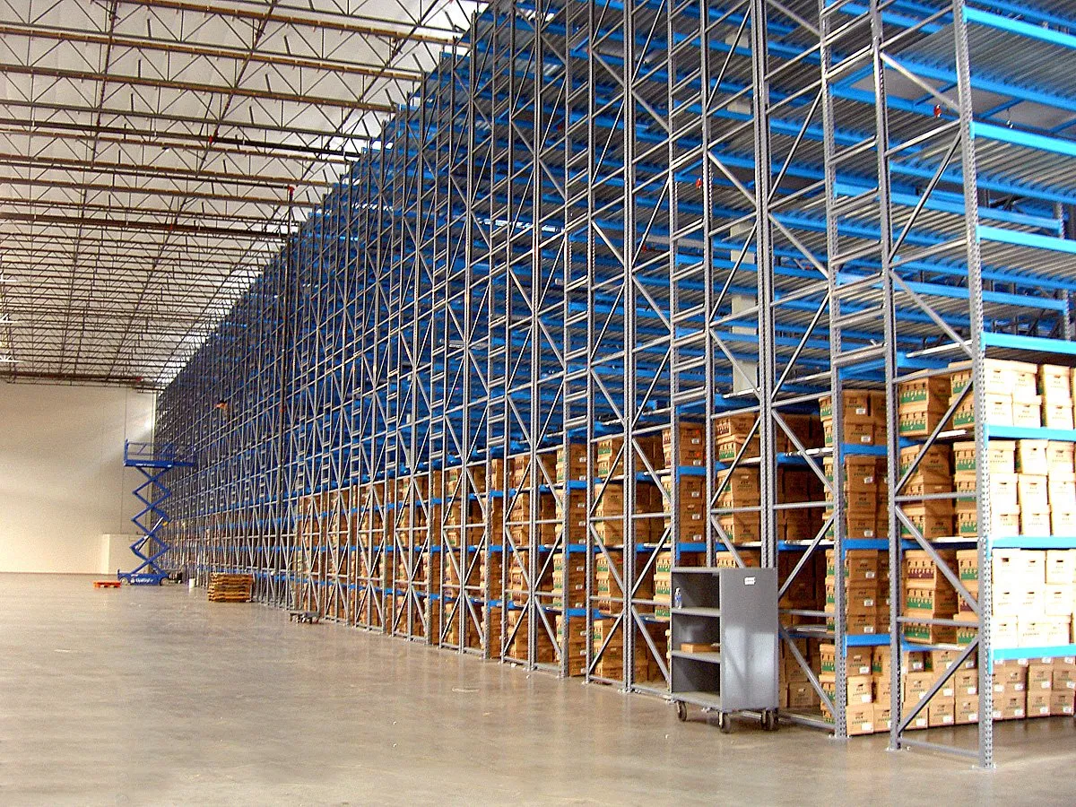 Sistema de estanterías de mezzanine de alta resistencia con escalera, solución de almacenamiento industrial para carga y almacenamiento