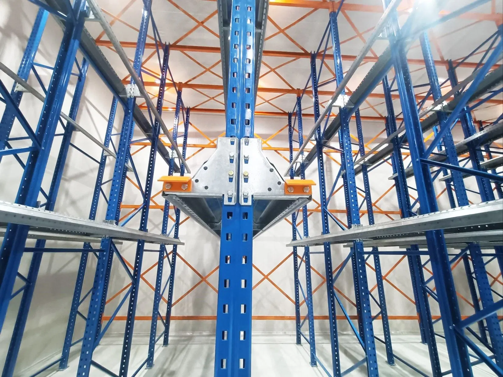 Acceso Directo a Estanterías de Palets en la Vía Industrial