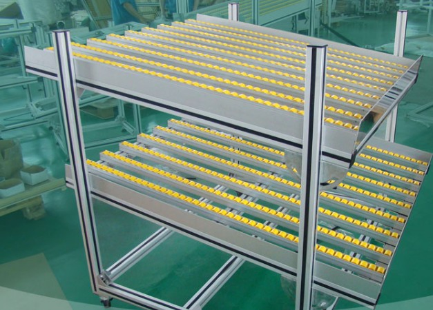 Estantería de flujo con barrera de humedad para almacenamiento de mercancías fácilmente humedecidas