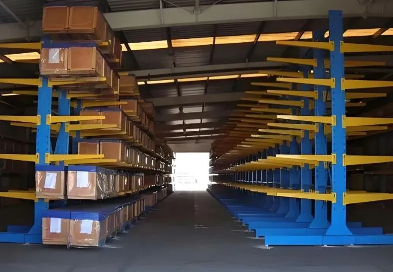 Estantes de acero cantilever de alta resistencia en amarillo y negro