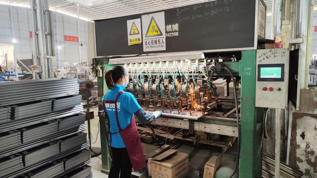 Proceso de soldadura de componentes de estanterías industriales - Giga Rack