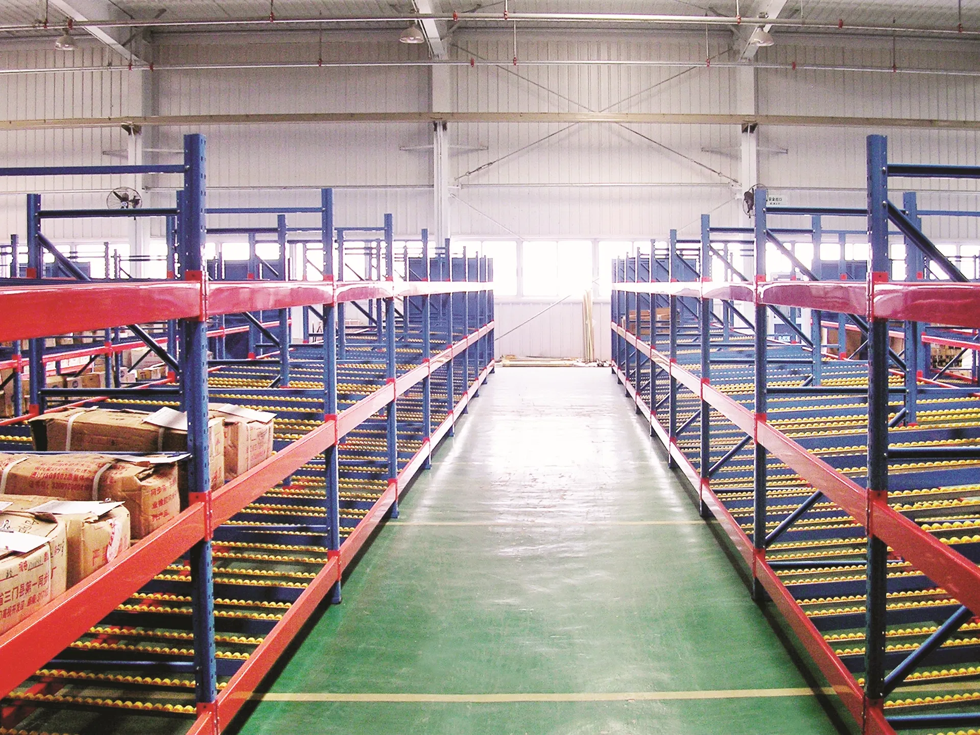 Estantería de rodillos de gran apertura para cajas grandes, fácil de entrar y salir