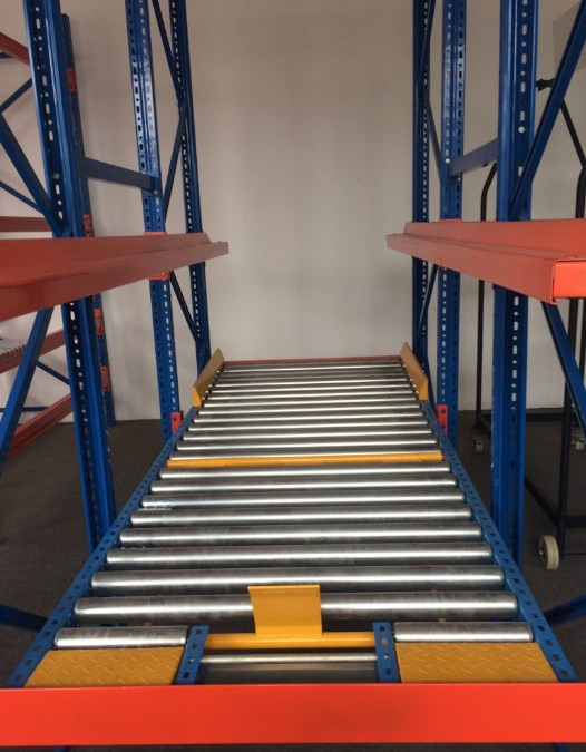 Estantería de flujo gravitacional ligera para almacenamiento y distribución de pequeñas cajas