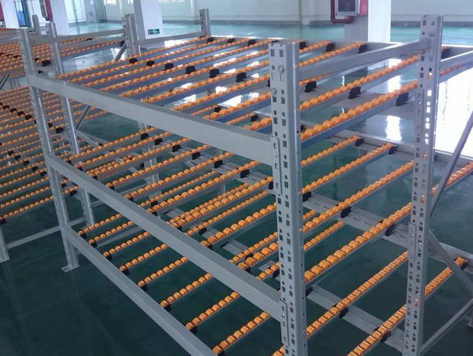 Estantería con rieles móviles para ajuste flexible de la disposición del almacén