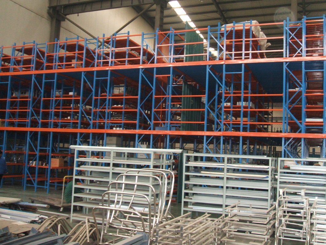 Sistema de estanterías de mezzanine de alta resistencia con escalera, solución de almacenamiento industrial para carga y almacenamiento