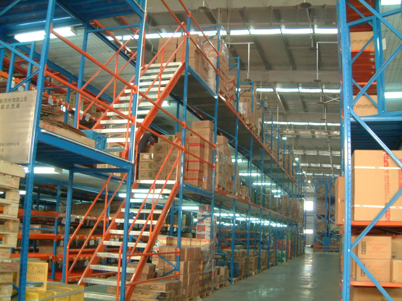 Sistema de estanterías de mezzanine de acero de almacenamiento industrial prefabricado 2-5 capas de alta resistencia