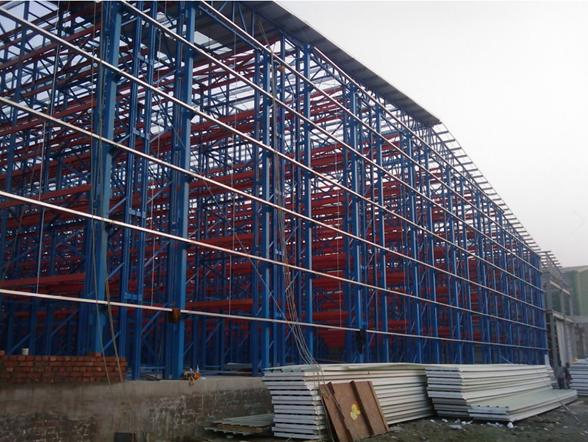 Aumente la productividad con un sistema de entrepiso soportado por estantes