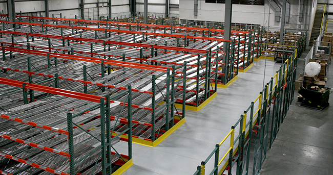 Más productividad con un sistema de entrepiso soportado por estantes