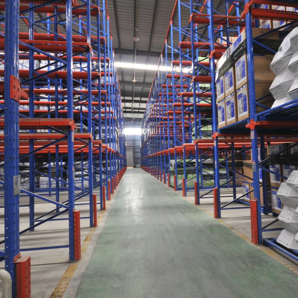 Estantería de acero de alta resistencia para almacenamiento eficiente en almacenes