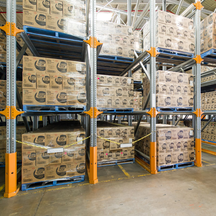 Sistema de estanterías de palets en almacén industrial con acceso directo y rotación rápida