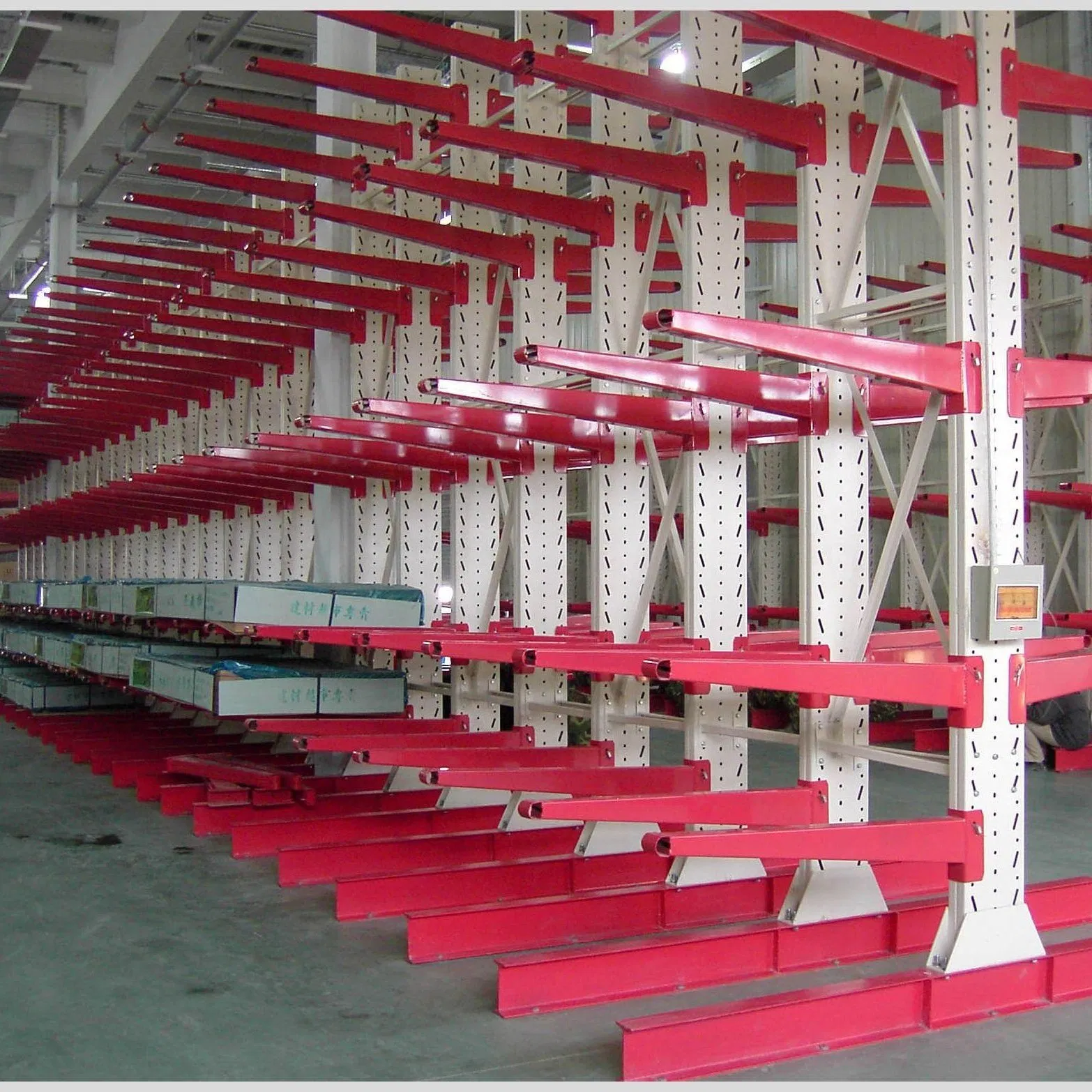 Unidad de estantería cantilever ajustable para almacenamiento industrial de tubos, caños y perfiles con acabado duradero en polvo