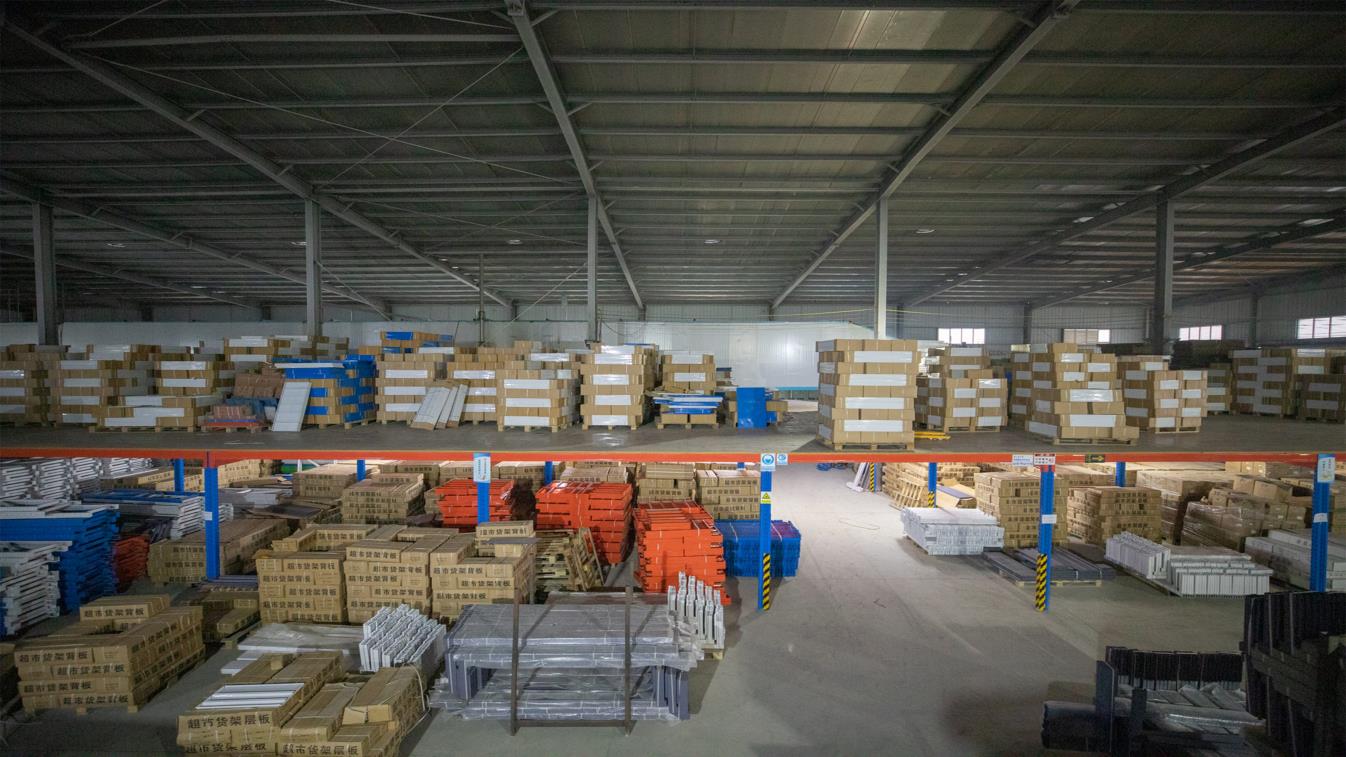 Almacén de productos terminados de estanterías industriales Giga Rack listos para envío