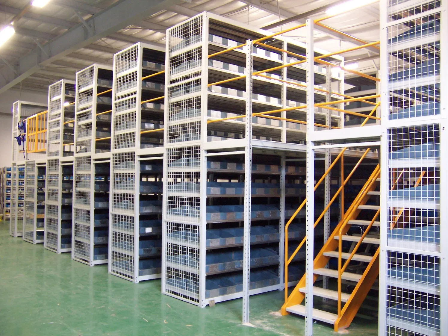 Sistema de piso mezzanine para almacenamiento en almacén